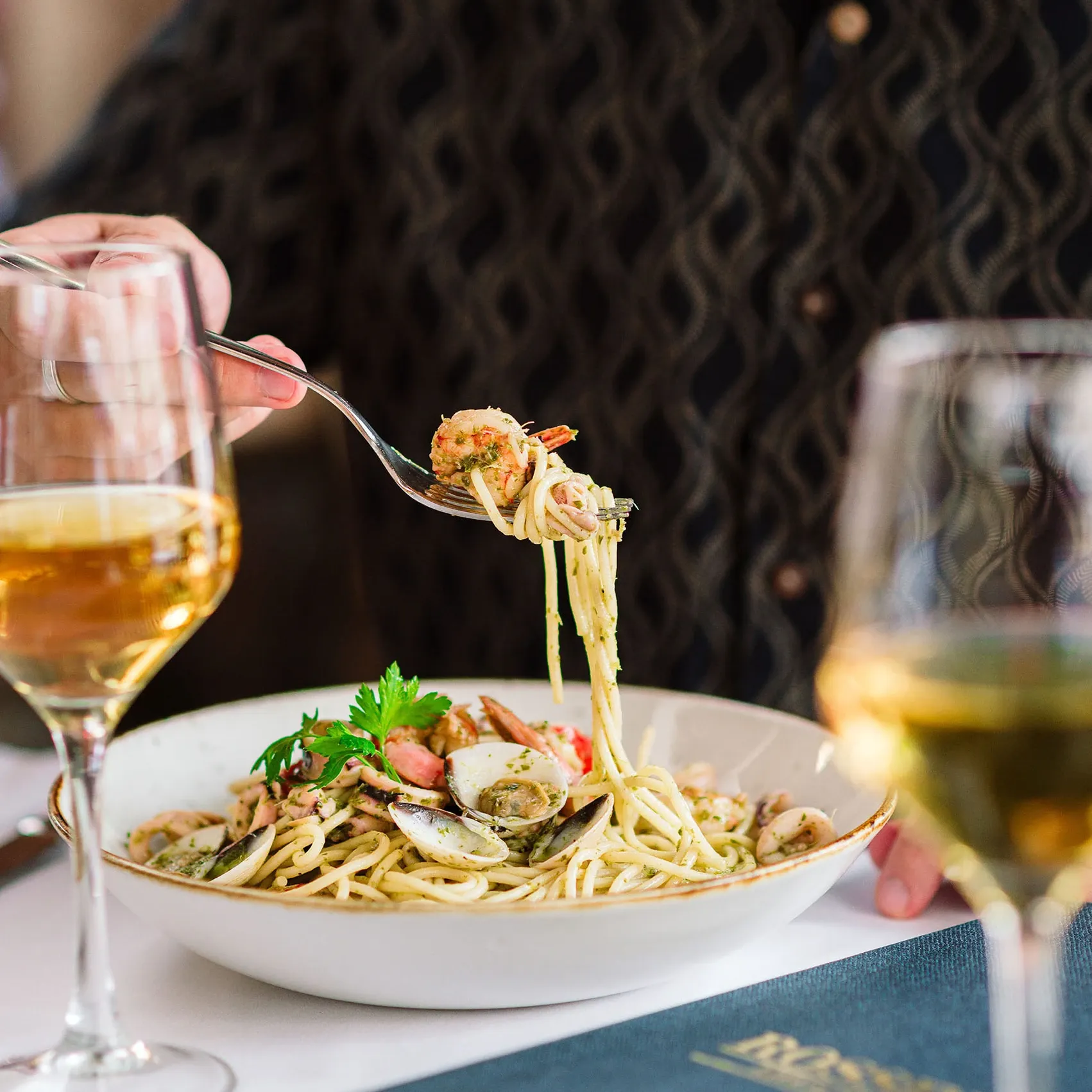 Spaguettis frutti di mare sabor italiano con un toque mediterráneo