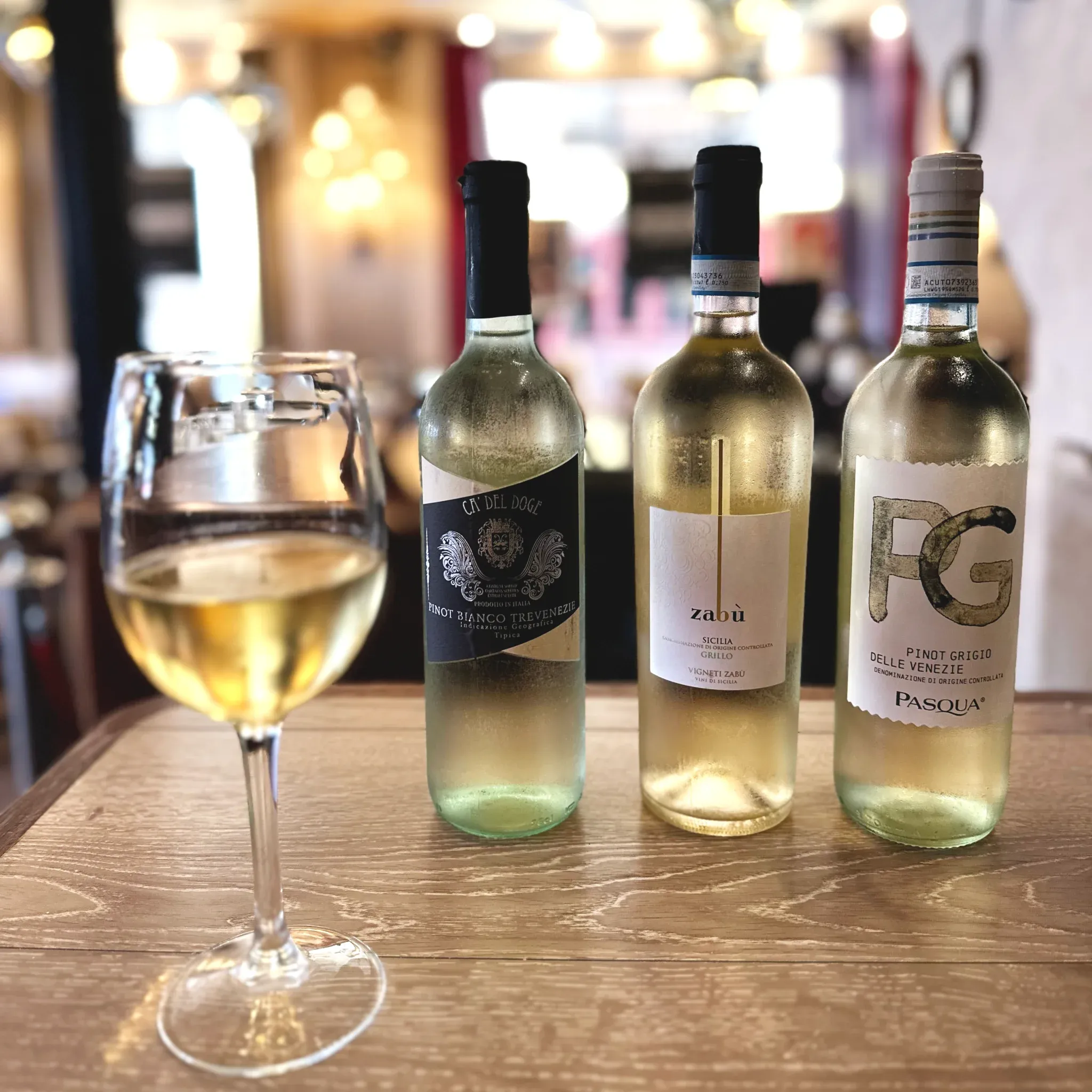 ¿Cuáles son los mejores vinos blancos italianos para acompañar tu comida?