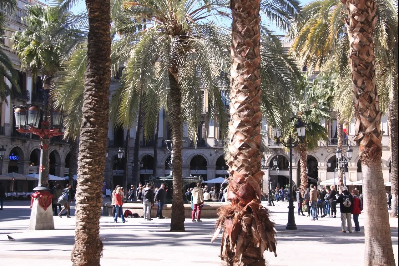 La enigmática Plaza Real de Barcelona